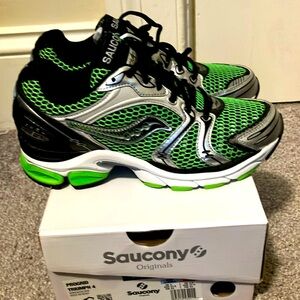 Brand New DS Saucony Pro Grid Triumph 4 Size W6.5 M5